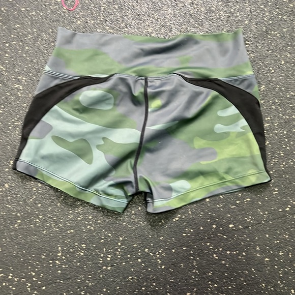 Violet the dress code Camo shorts - Picture 2 of 2